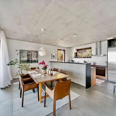 Luxury Retreat With Garden Views & Nature Setting By Guestlee
